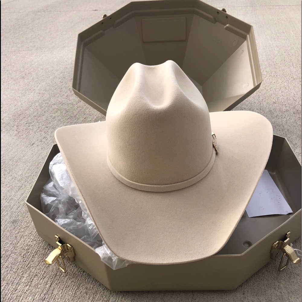 Hatters 10X Tan Felt Hat size 7 1/4 with plastic hat carrier can